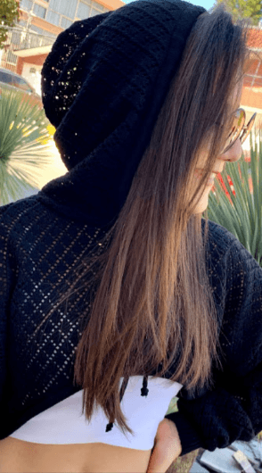 Sueter corto con hoyos y capucha 2