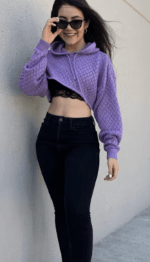 Sueter corto con hoyos y capucha 3