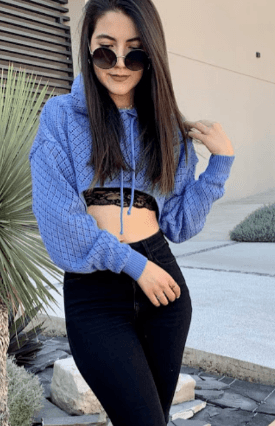 Sueter corto con hoyos y capucha 5