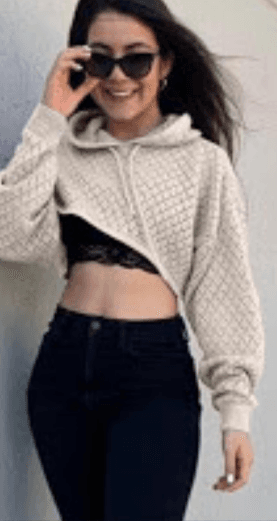 Sueter corto con hoyos y capucha 8