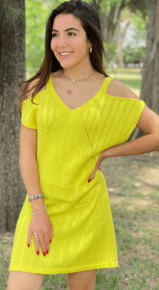 Vestido V cruzado y hombros descubiertos